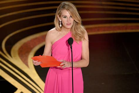 Oscars 2019: Julia Roberts Presents Best Picture 